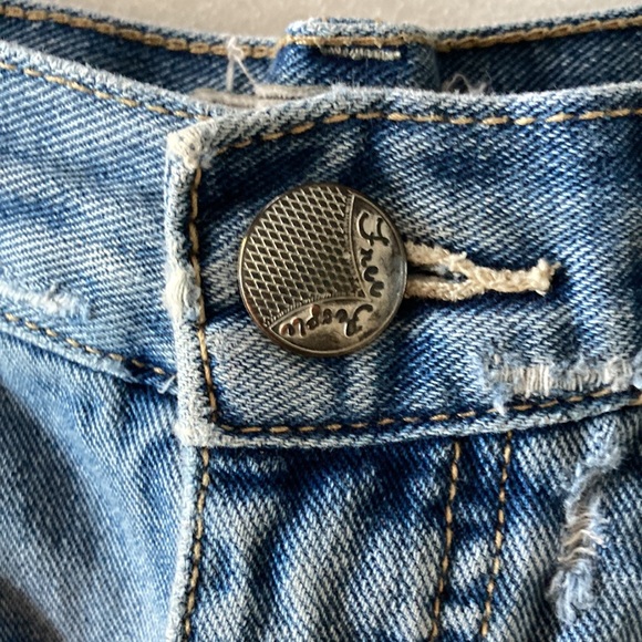 Free people denim shorts with last detailing - Picture 3 of 4